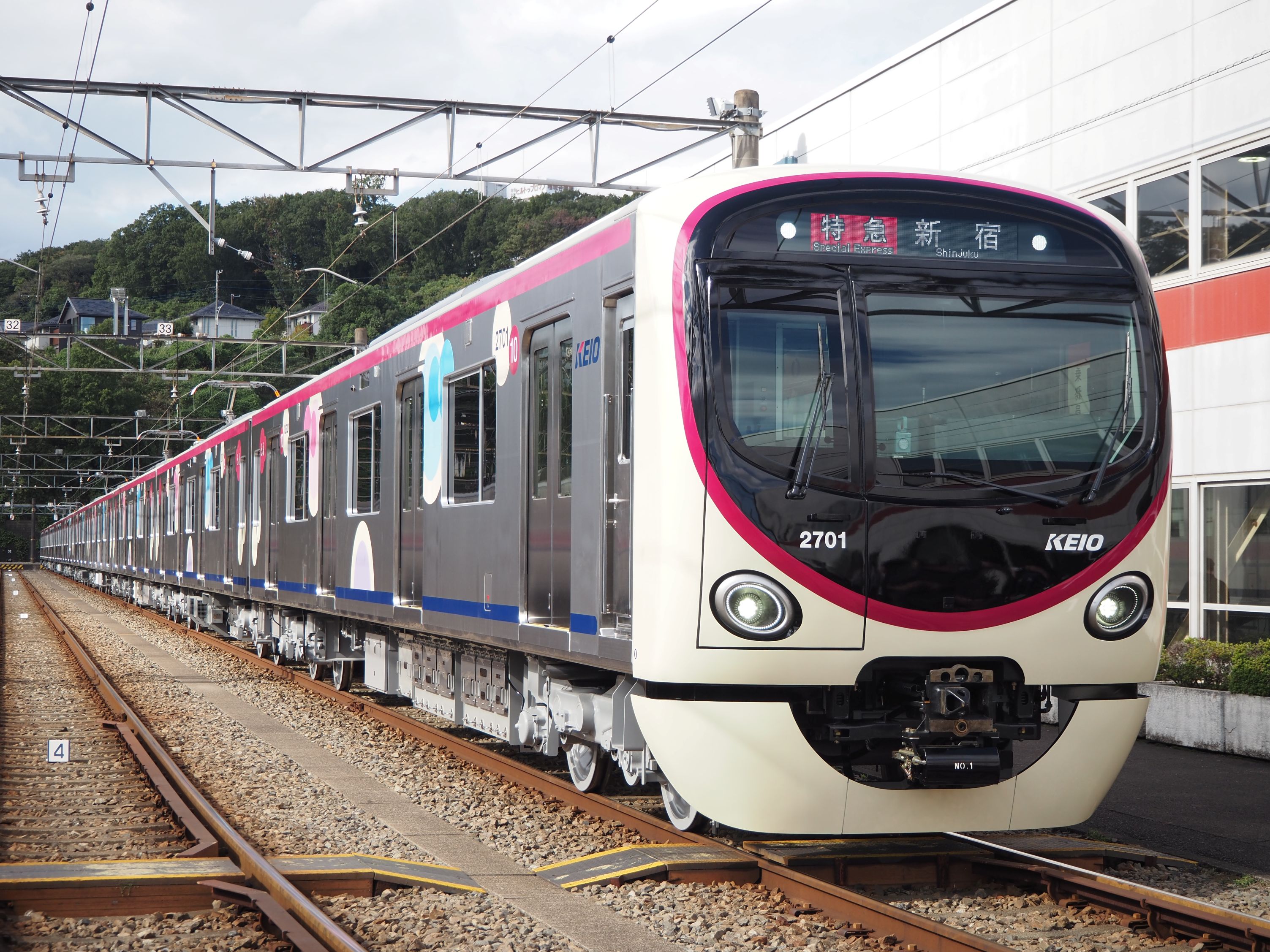 △先頭部のデザインが古代魚に似ていると反響を呼んだ京王2000系(東京都稲城市で大塚圭一郎撮影)