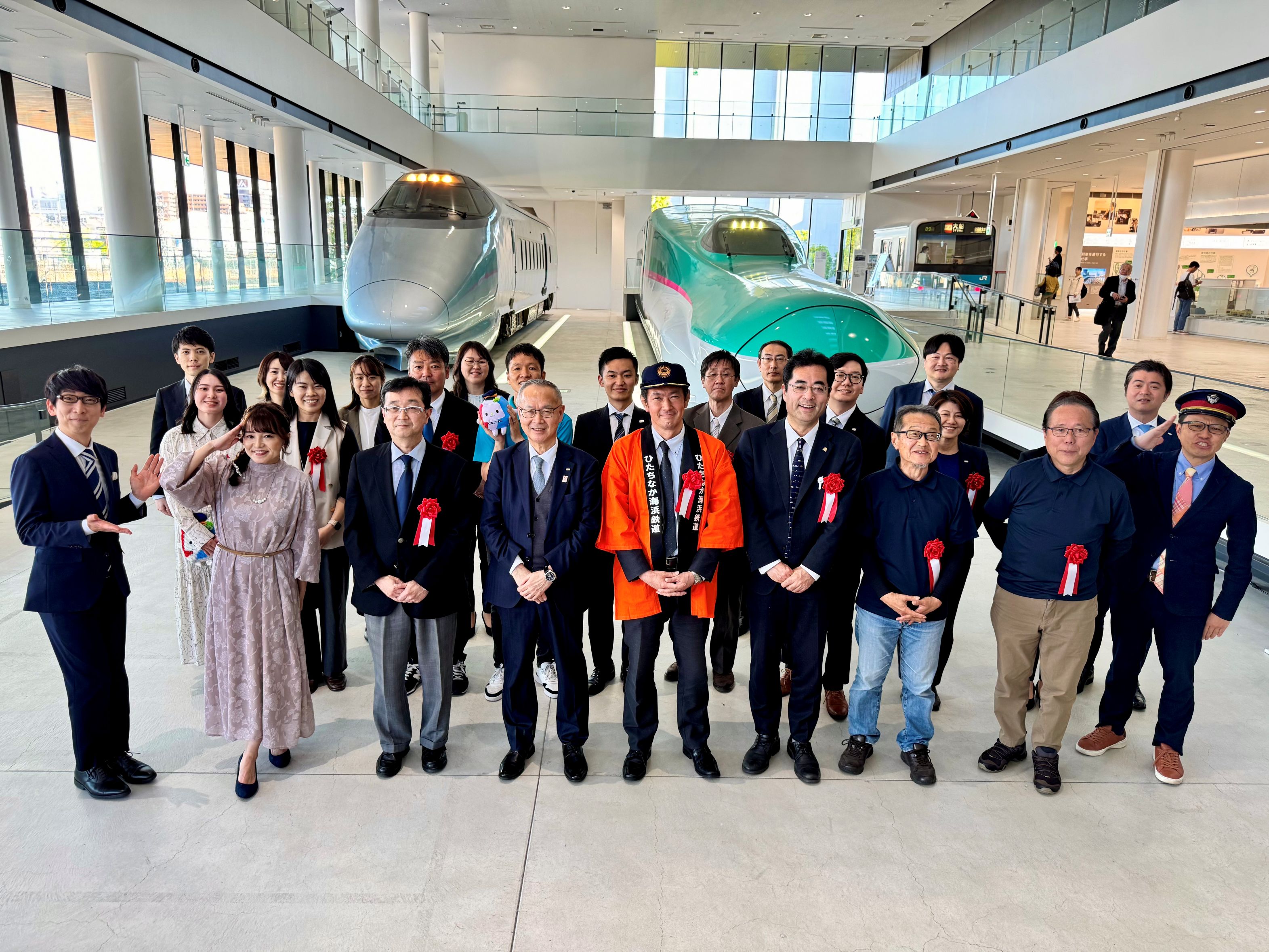 △鉄道博物館(さいたま市)で開催された2024年度(第14回)の「鉄旅オブザイヤー」授賞式。最後尾の列の一番右が筆者(鉄旅オブザイヤー実行委員会提供)