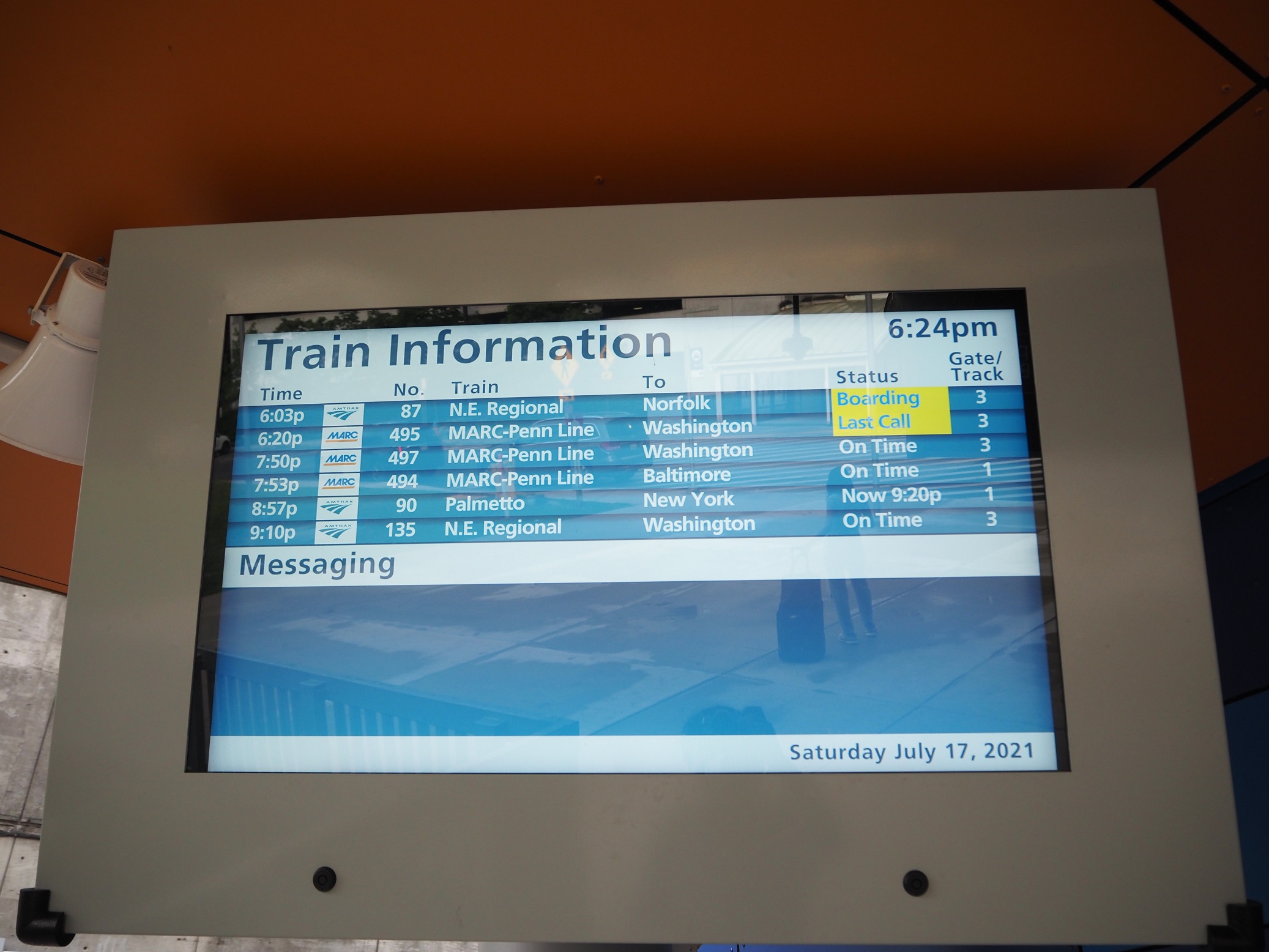 △ＭＡＲＣペン線のワシントン・ユニオン駅行きが発車直前なのを示す駅の案内画面（筆者撮影）