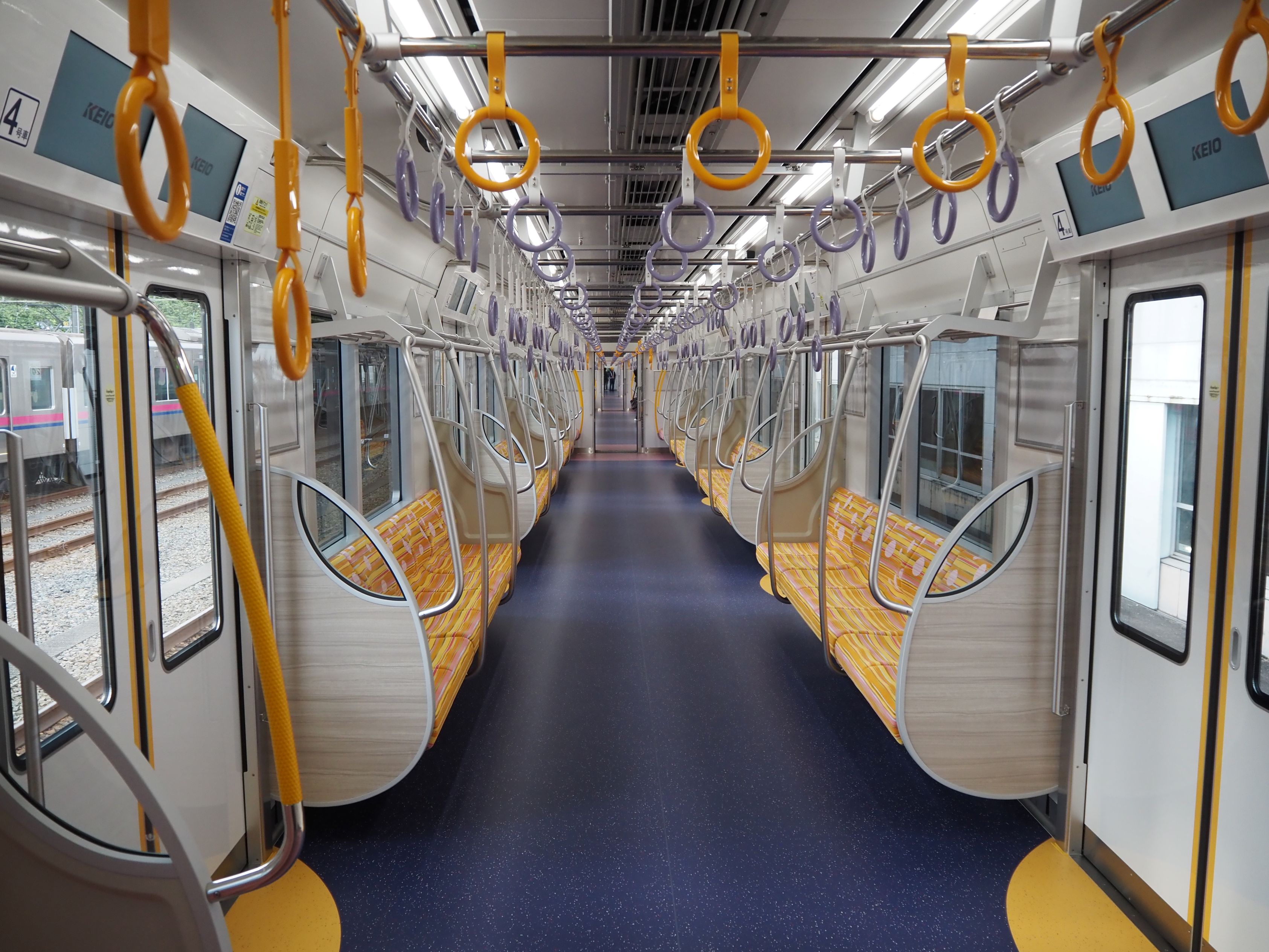 △京王2000系の車内(東京都稲城市で大塚圭一郎撮影)