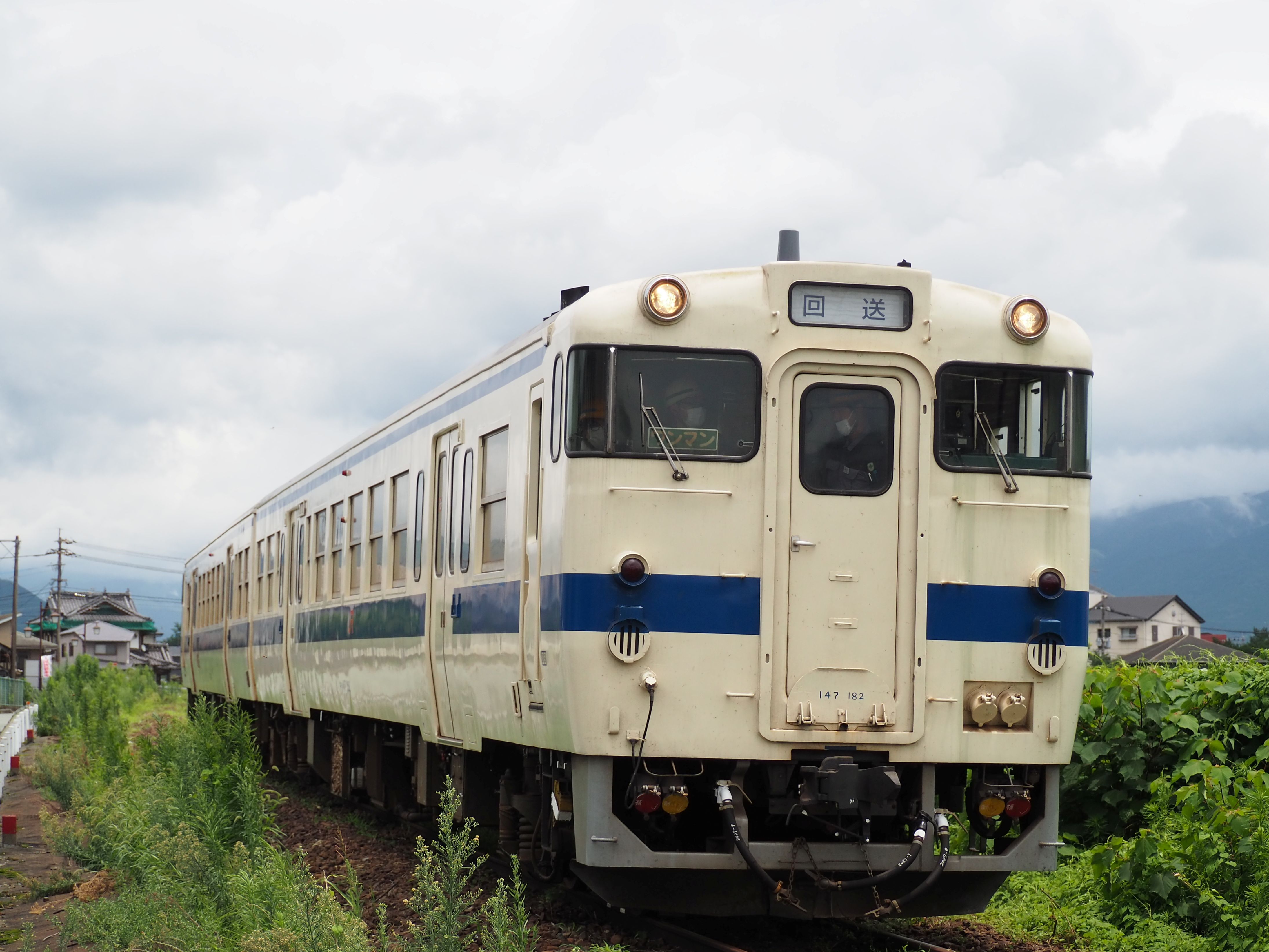 △JR九州豊肥線を走るディーゼル車両キハ47形(熊本県大津町で大塚圭一郎撮影)