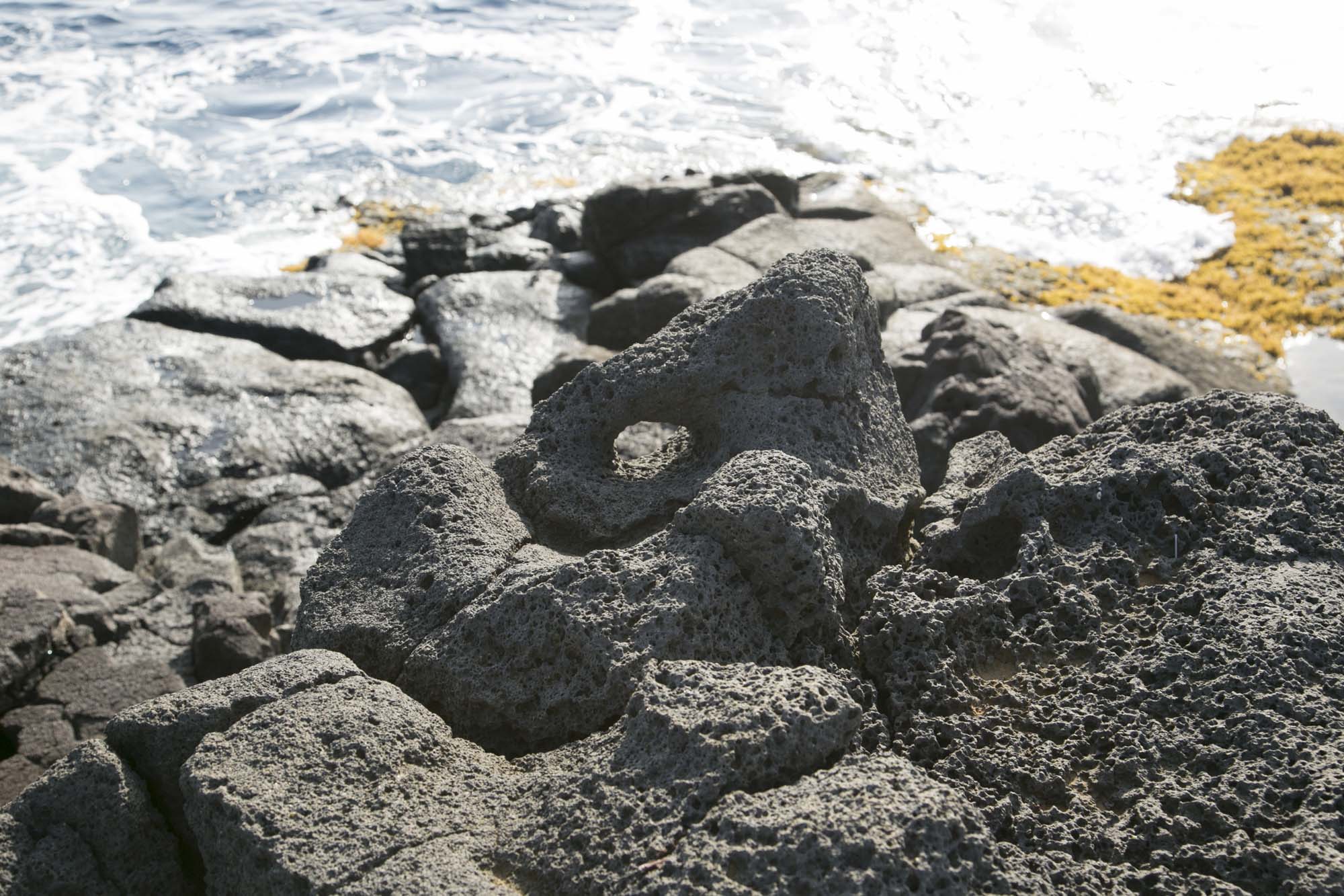 岩に刻まれた穴は、タヒチからハワイへ渡ってきた人たちがカヌーをつないだ跡といわれるカヌー・ホール。1000年以上も前の先住民族の痕跡が、今もそのまま残っています。