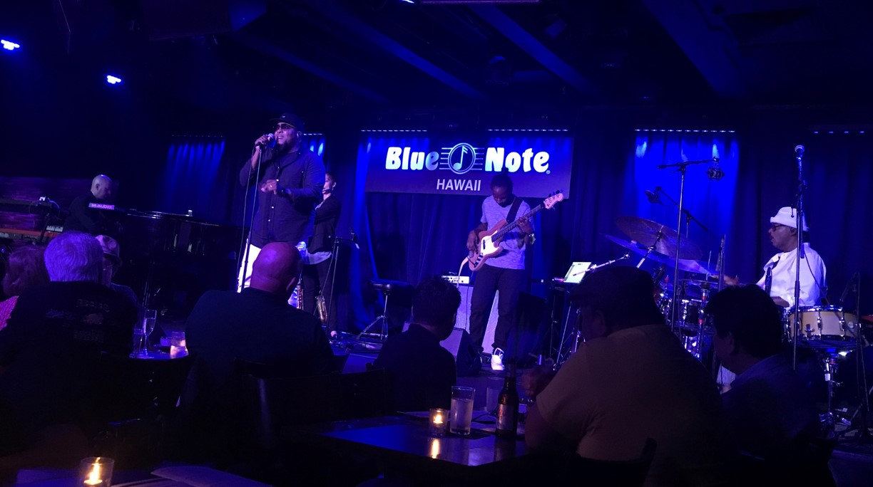 ブルーのライティングのもと、一流ミュージシャンが至近距離でジャズを演奏する空間はかなり贅沢