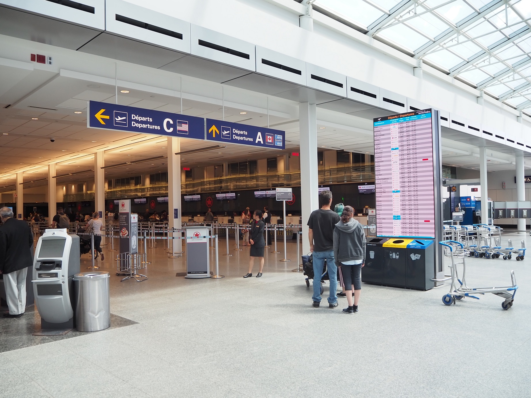 △開放的で清潔感のあるモントリオール国際空港（１８年６月、筆者撮影）
