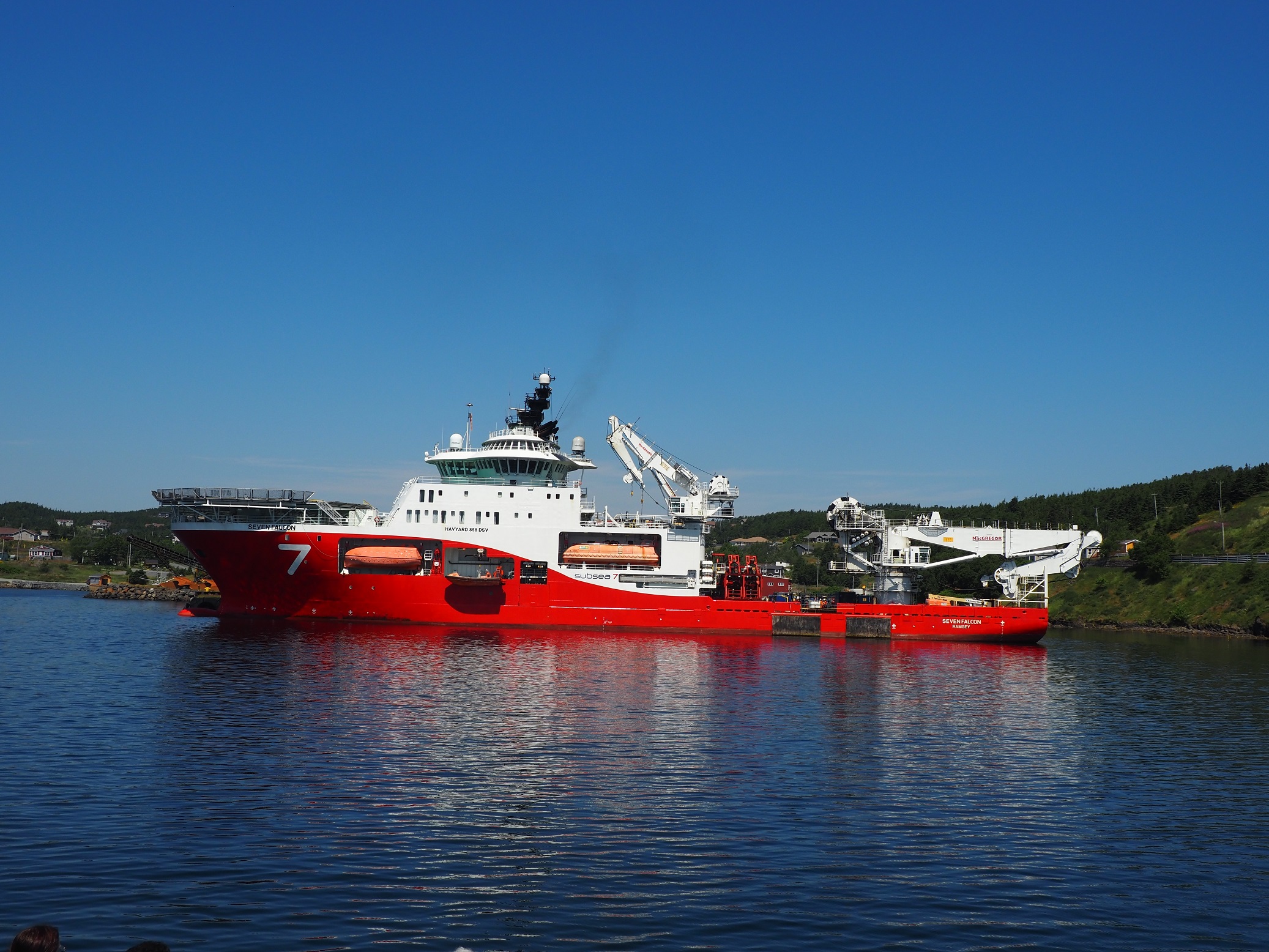 △ニューファンドランド島に停泊中の沖合で原油を採掘する船舶（２２年７月、筆者撮影）