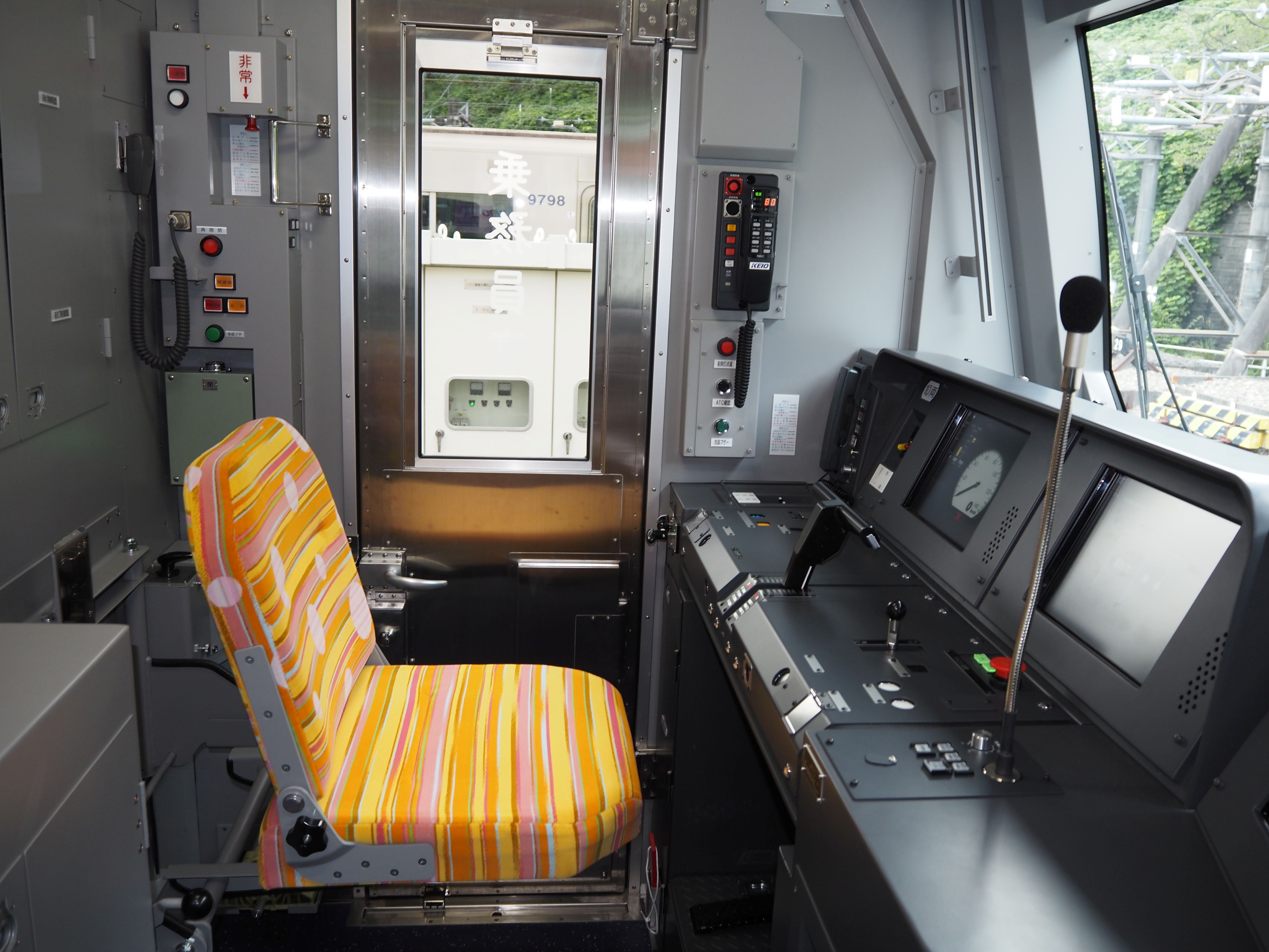 △京王2000系の運転席(東京都稲城市で大塚圭一郎撮影)