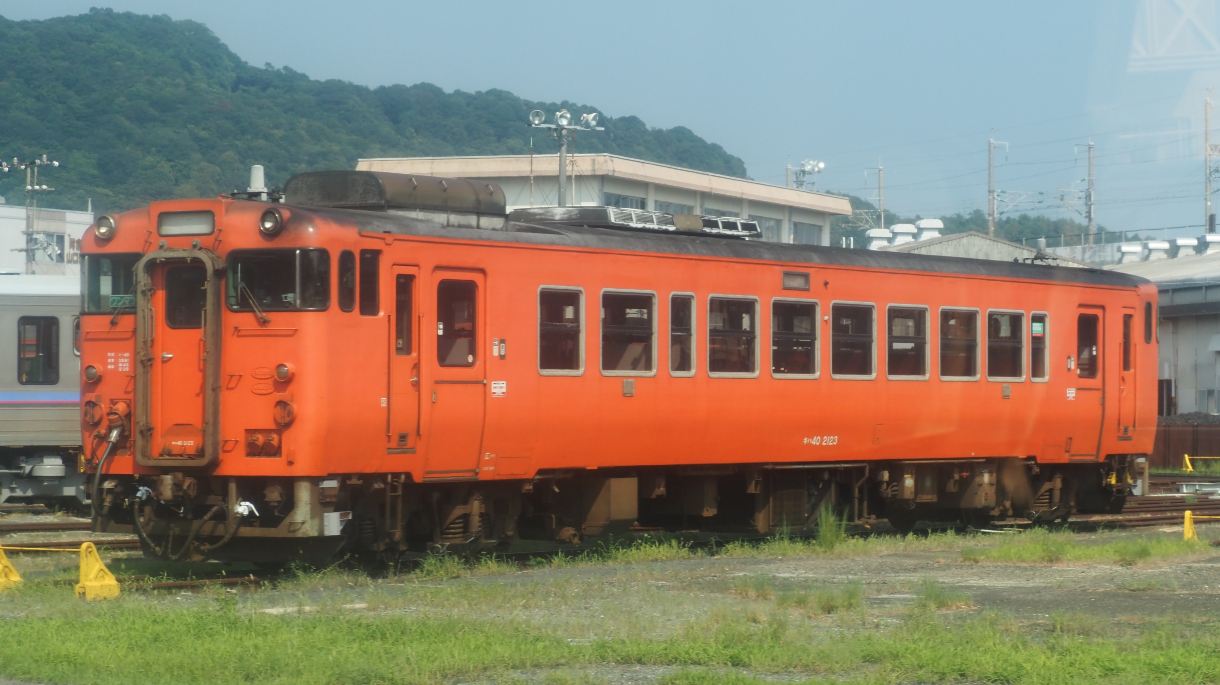 △JR九州豊肥線を力走する電車815系(熊本市で大塚圭一郎撮影)