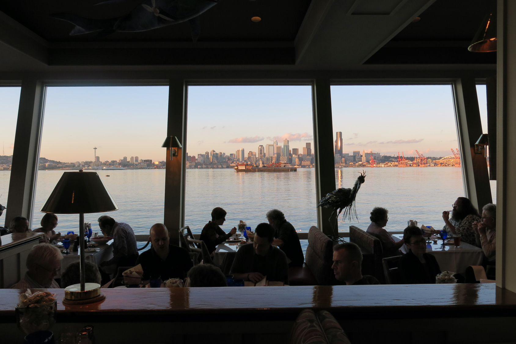 「ソルティーズ・オン・アルカイ」窓の外に広がる、シアトルダウンタウンの眺めを楽しみながらディナーを。