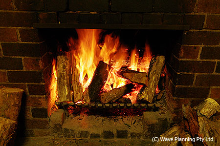 赤々と燃える燃える暖炉は、原始的な薪をくべるオープンタイプ。
