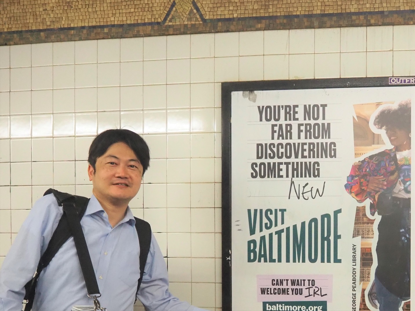 △ニューヨークの地下鉄駅にあったボルティモア訪問を呼び掛けるポスターと筆者