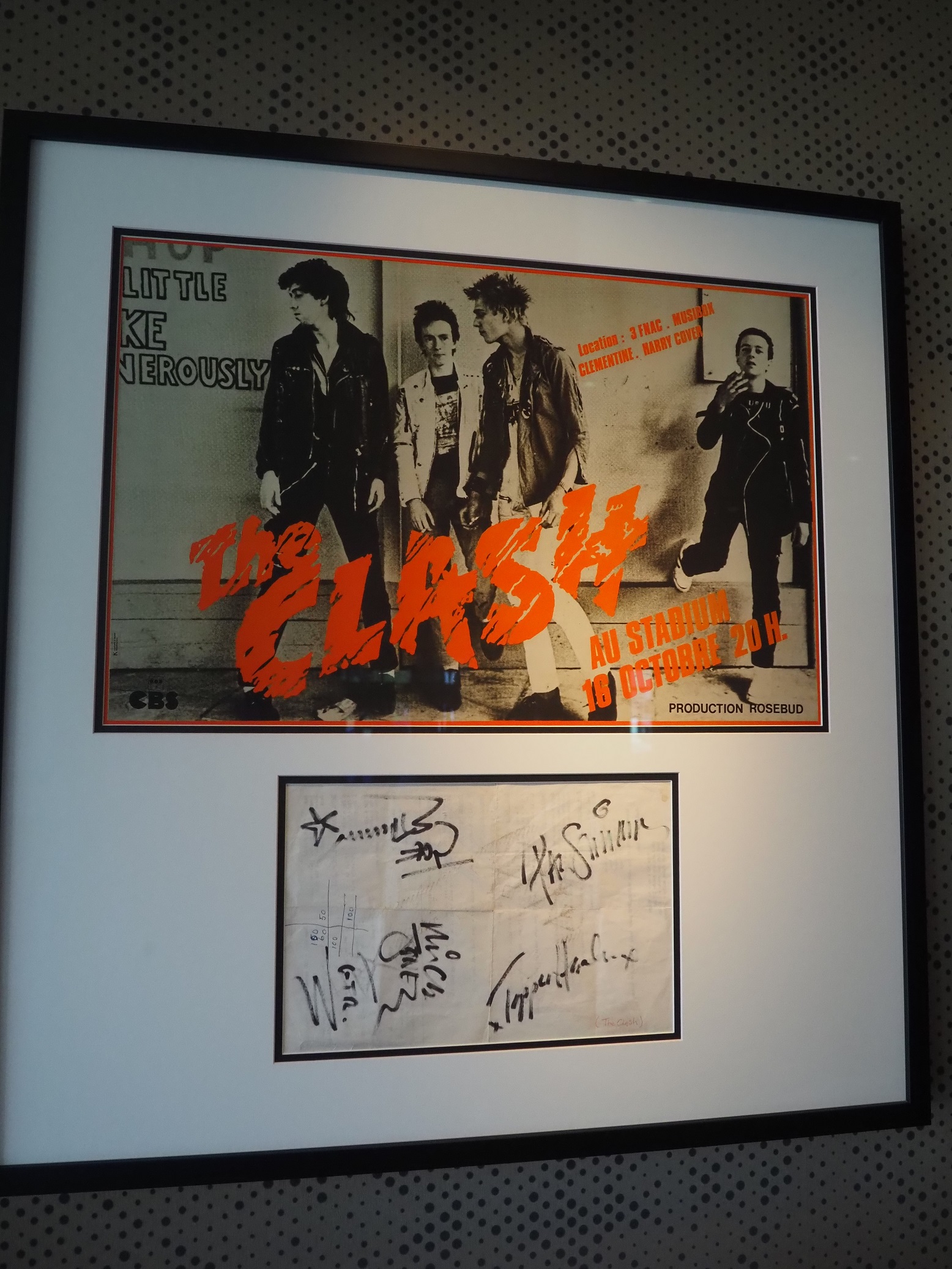 △ＪＡＧホテルに飾られたバンド「ザ・クラッシュ」のポスターとメンバーの直筆サイン（７月、筆者撮影）