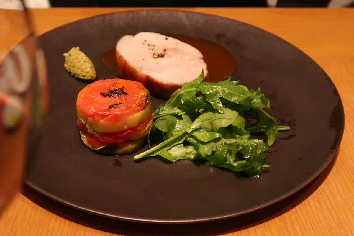 肉料理は「香川産オリーブ豚のロティ」。付け合わせのティアン（野菜の薄切りを重ねたもの）も、南仏を代表する野菜料理。