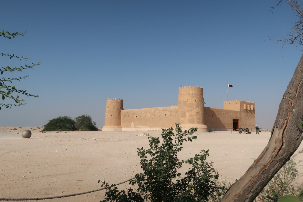 ユネスコの世界文化遺産に登録されている「アル・ズバラ遺跡」。大部分が砂に埋もれ、城砦がひとつだけぽつんと残っています。