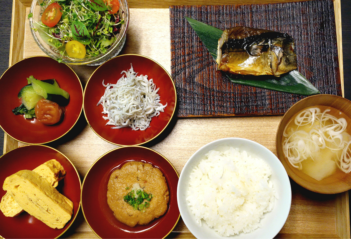 地元の食材をたっぷり使った和朝食。土鍋で炊いたご飯も美味しく、箸が止まりません。
