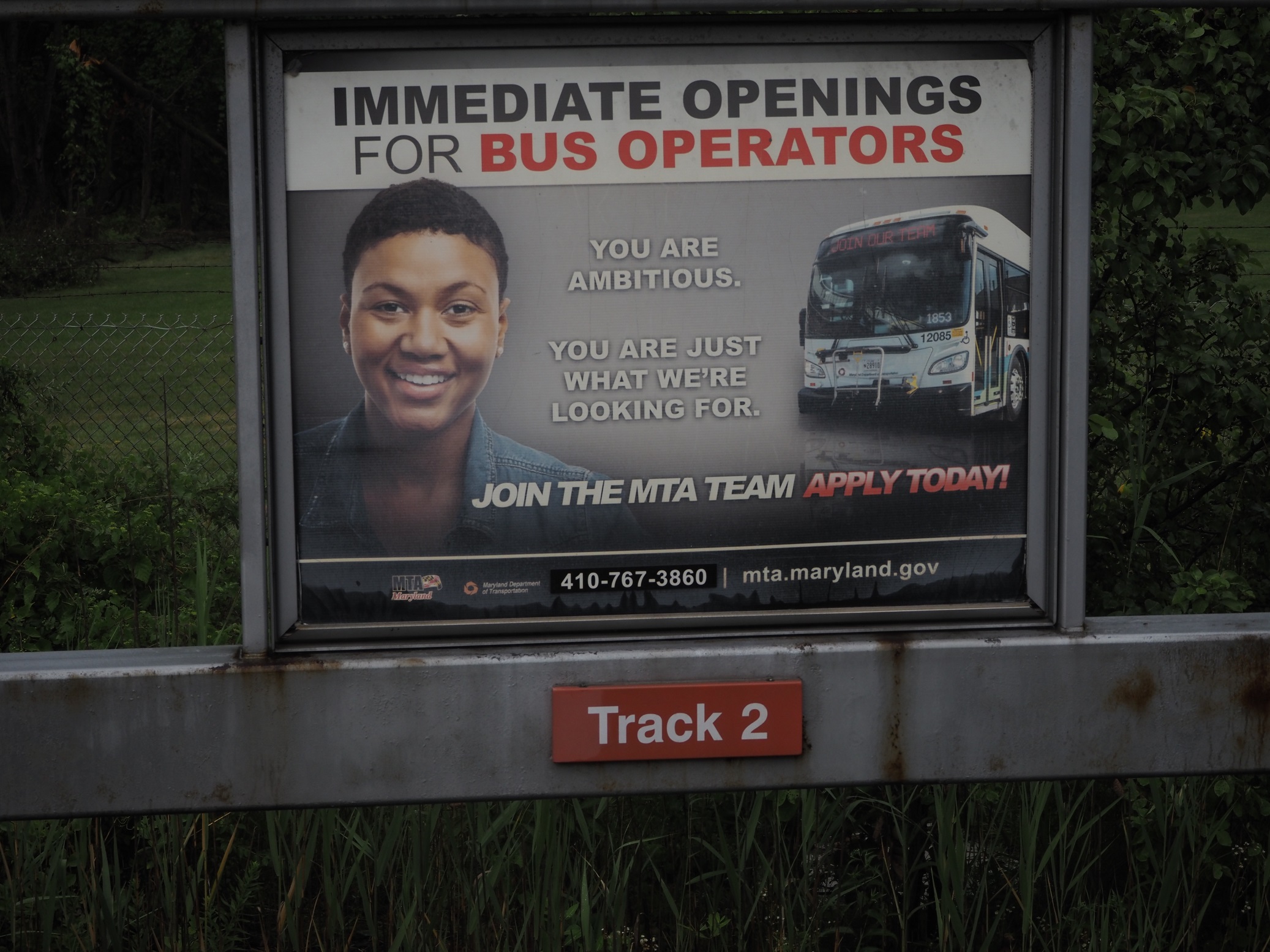△オールドコート駅のホーム脇にあった「バス運転手急募」の広告（筆者撮影）