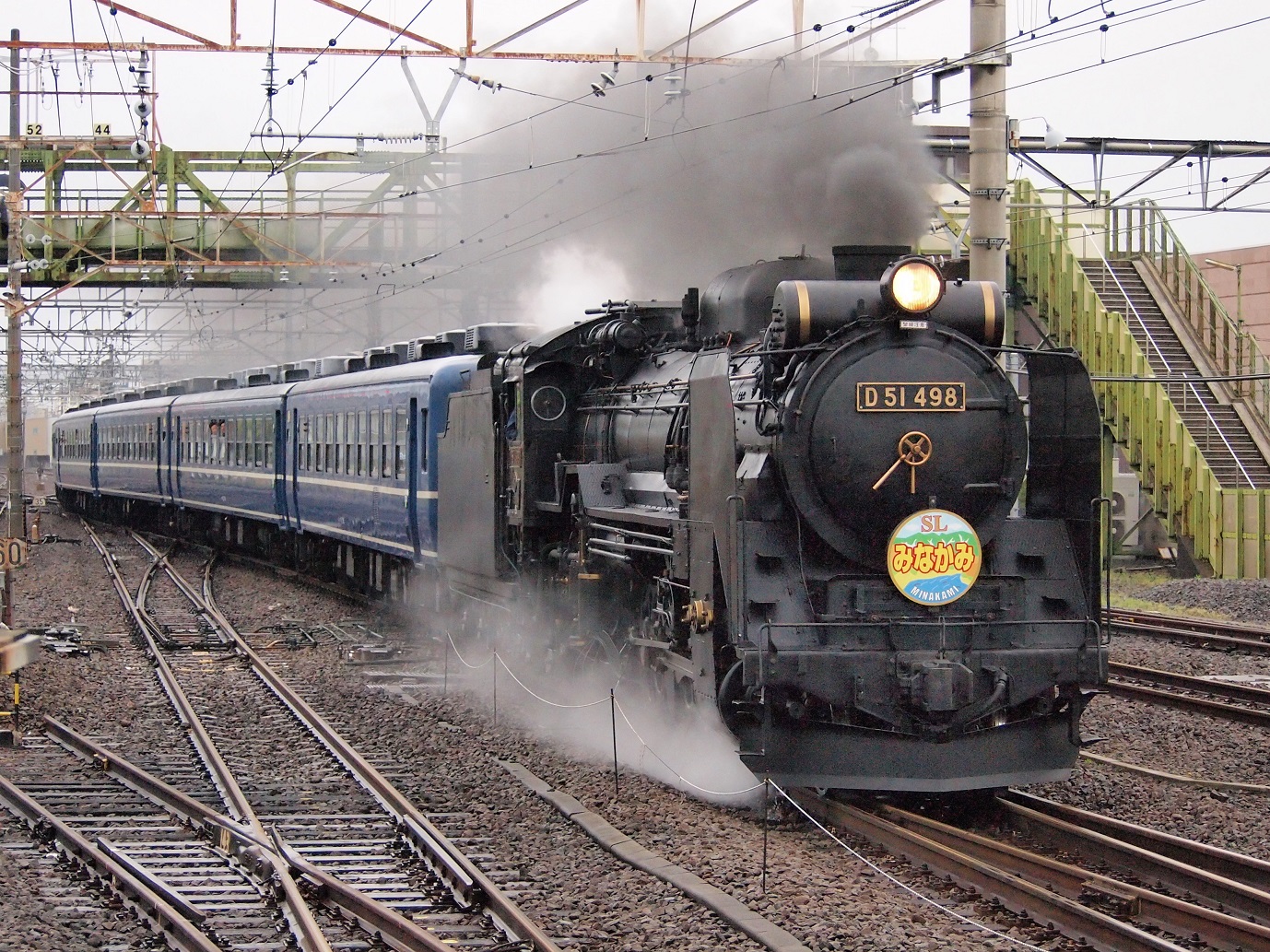 △ＪＲ東日本のＳＬ「Ｄ５１」がけん引する列車（１２年５月、前橋市で筆者撮影）