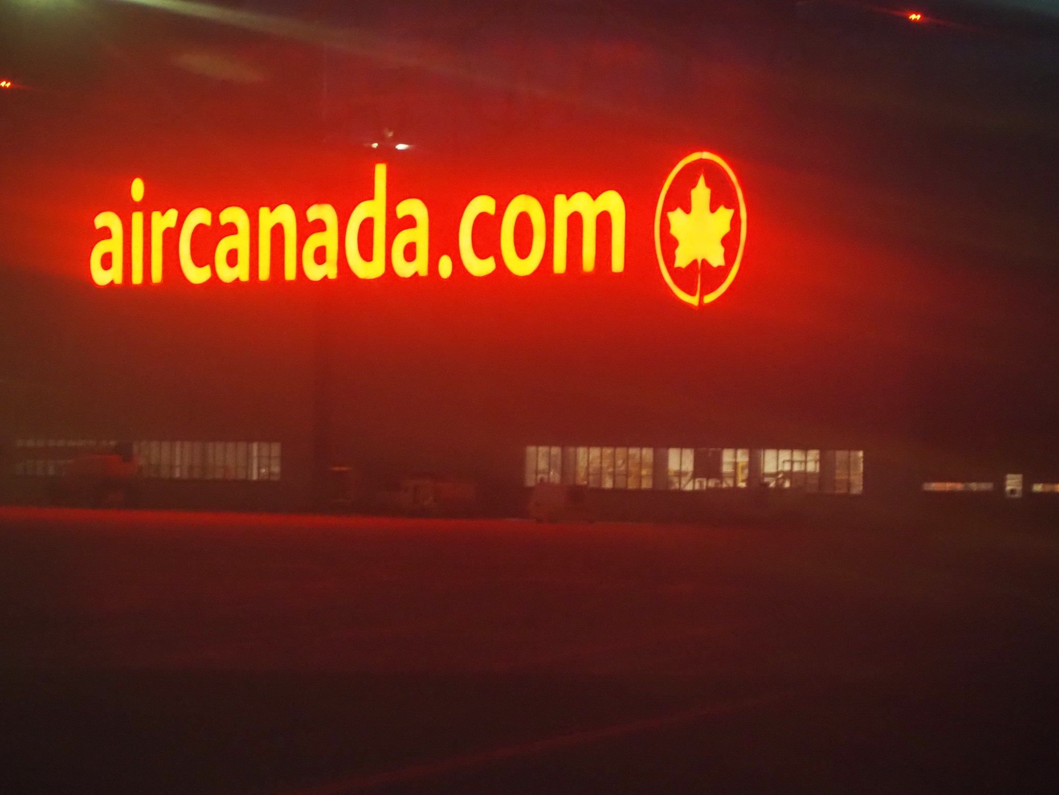 △モントリオール国際空港にあるエア・カナダの格納庫のネオンサイン（７月、筆者撮影）