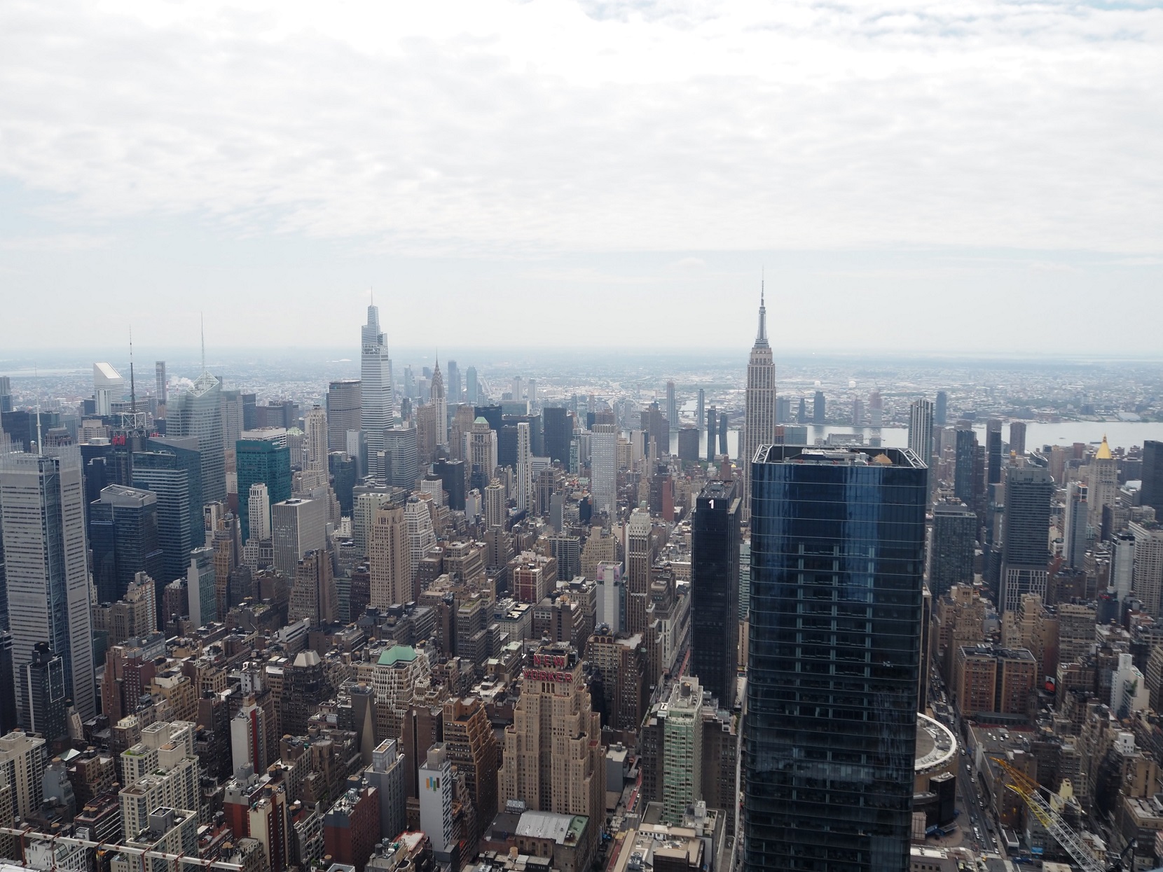 △超高層ビルが林立する世界屈指の国際都市ニューヨークの街並み（２１年６月、ニューヨークで筆者撮影）