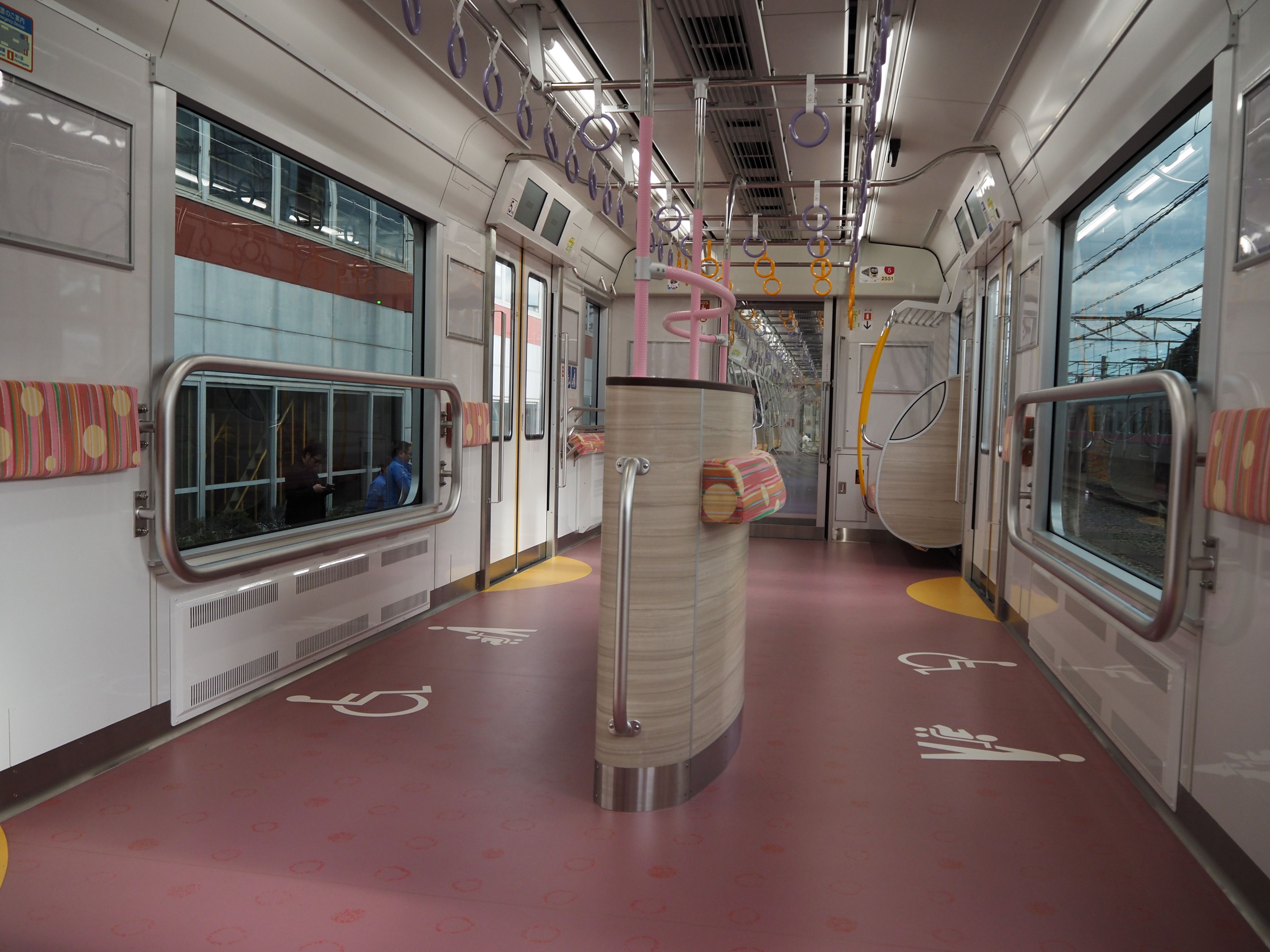 △京王2000系の5号車にある「ひだまりスペース」(東京都稲城市で大塚圭一郎撮影)